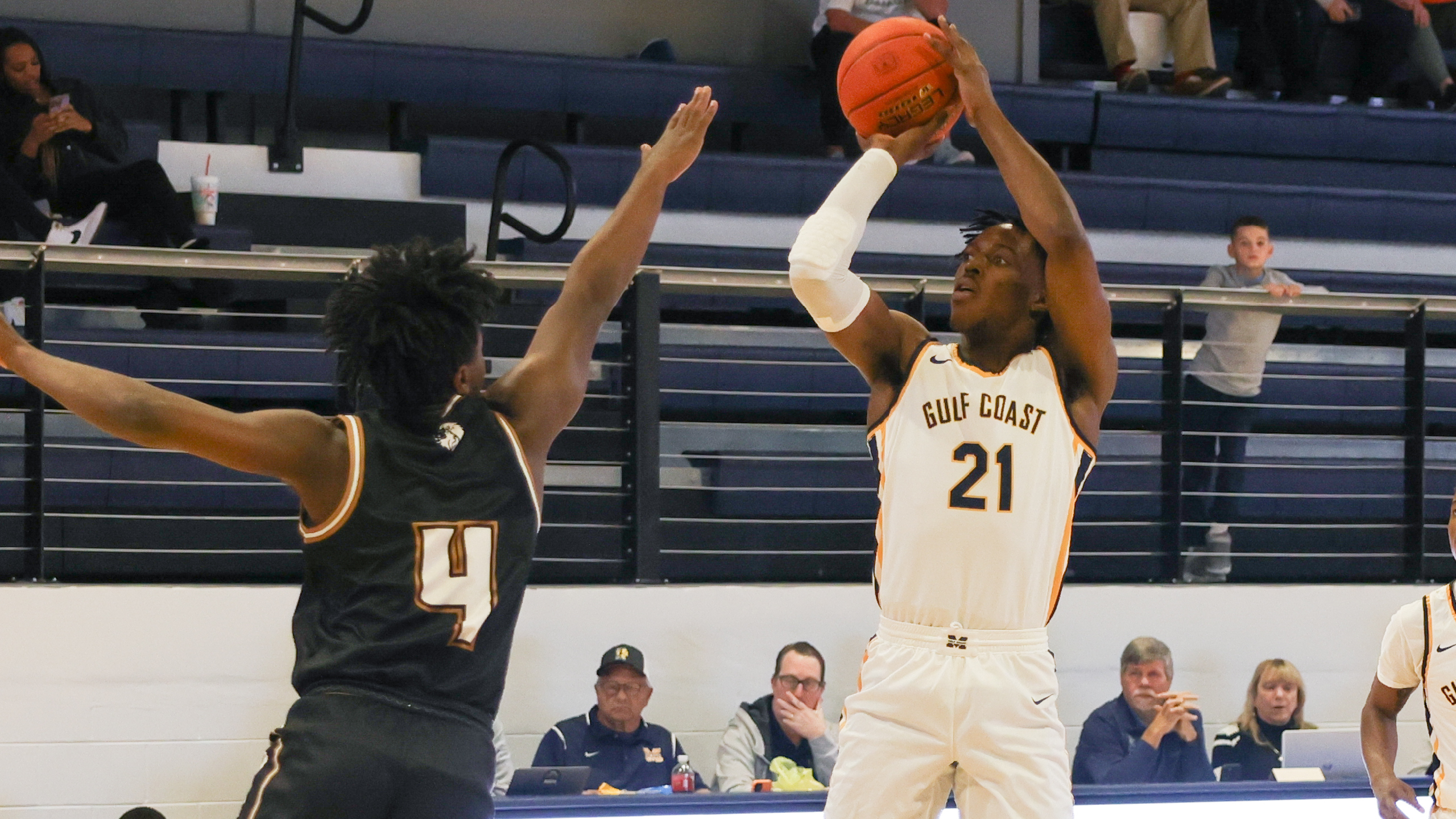 Defense, 2 double-doubles stifle Hinds
