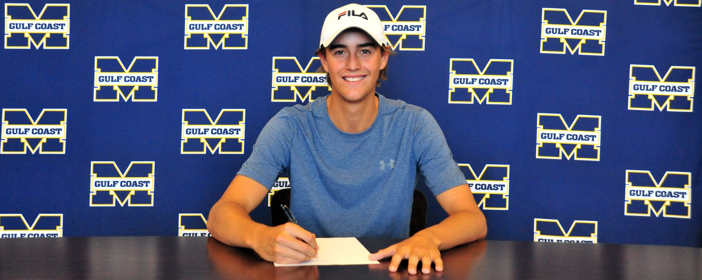Vos signs at UNO
