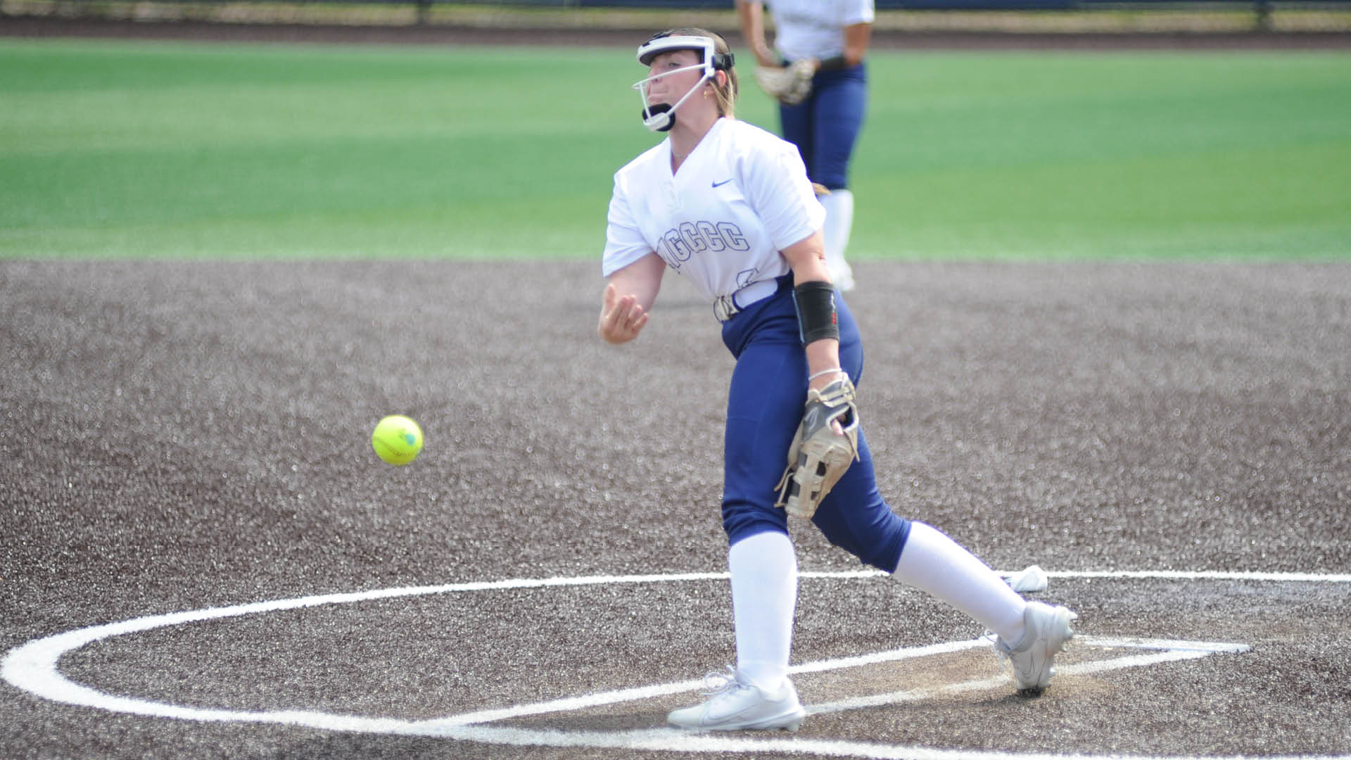 Softball hosts Cancer Awareness Day on Friday
