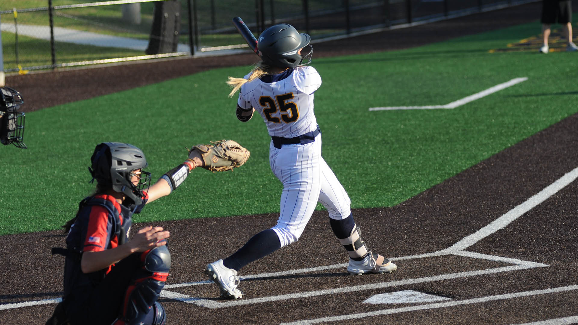 Lindsey powers No. 20 Bulldogs&rsquo; sweep