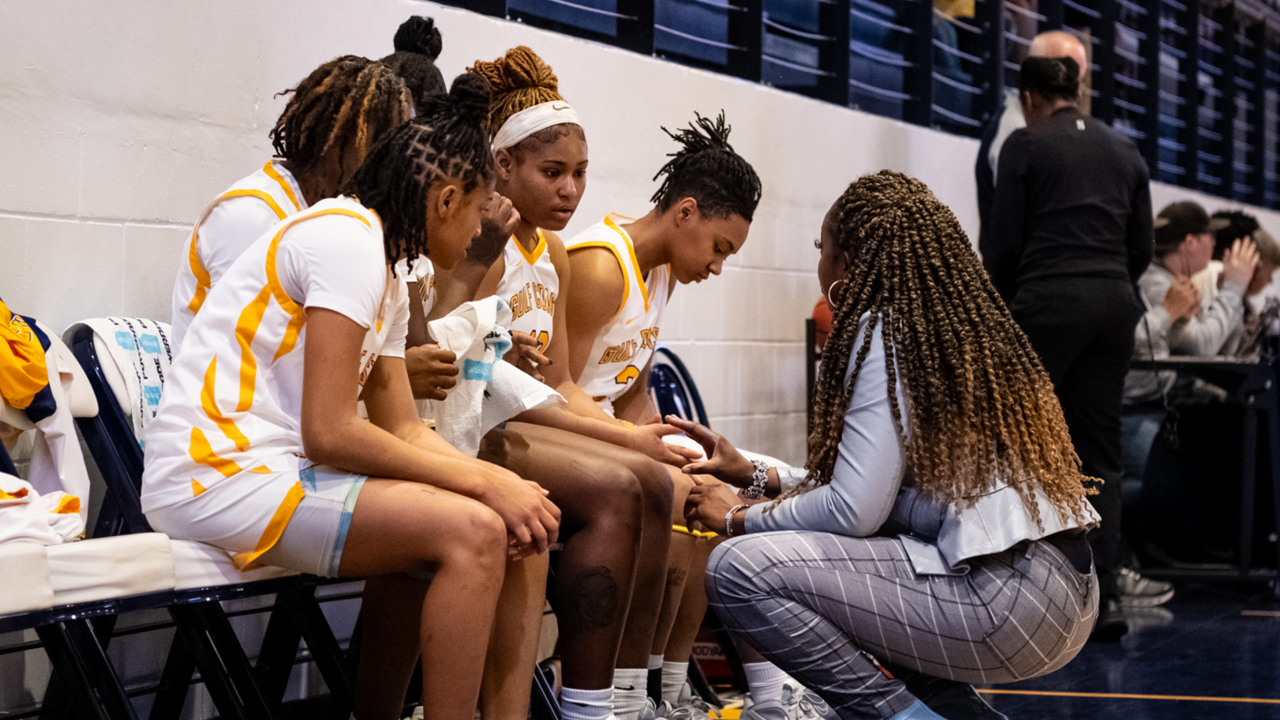 Bulldogs battle for control of 3rd Monday