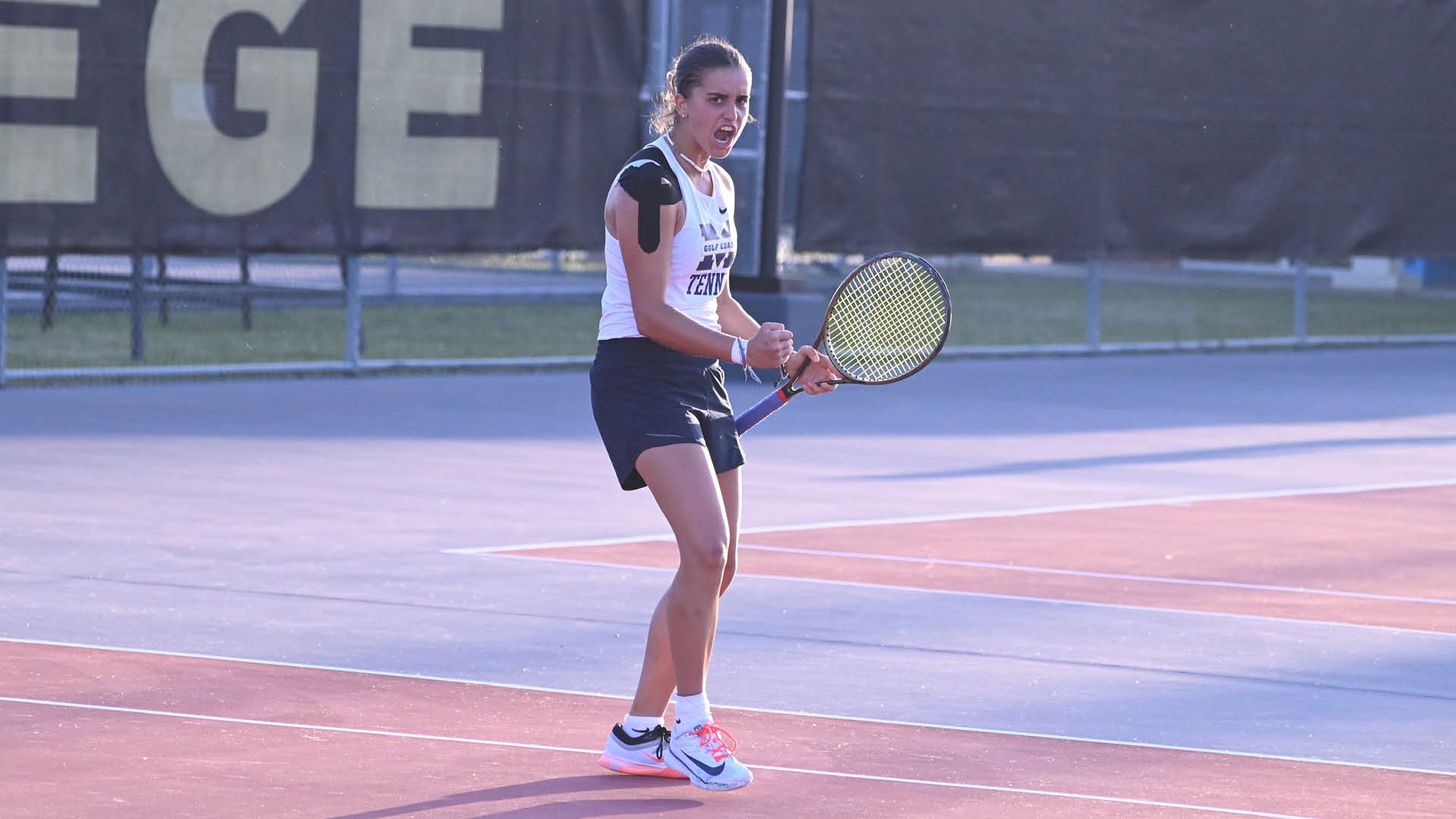 No. 15 Bulldogs cruise into semis